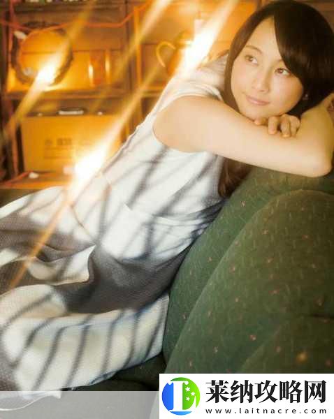 昏暗小房間里的****——人氣偶像松井玲奈私密瞬間