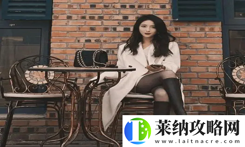幾個(gè)裝修工人把我壓在茶幾