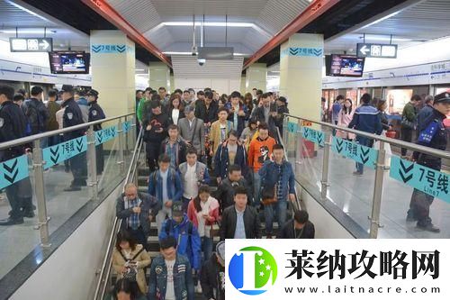 地鐵大客流“翻涌”