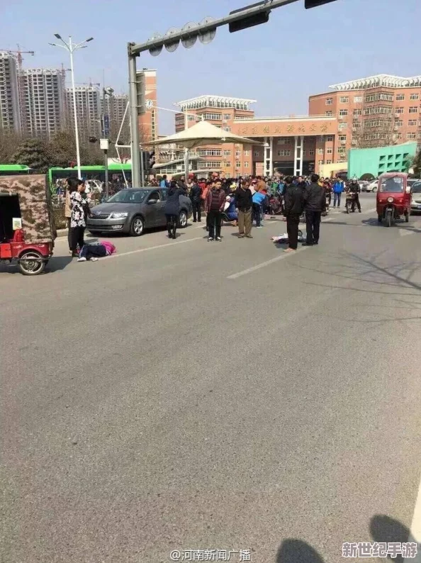 伊春園一路二路三路入口突發重大交通事故