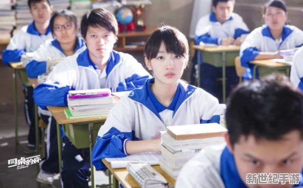 上課我穿超短裙被同桌摸出水