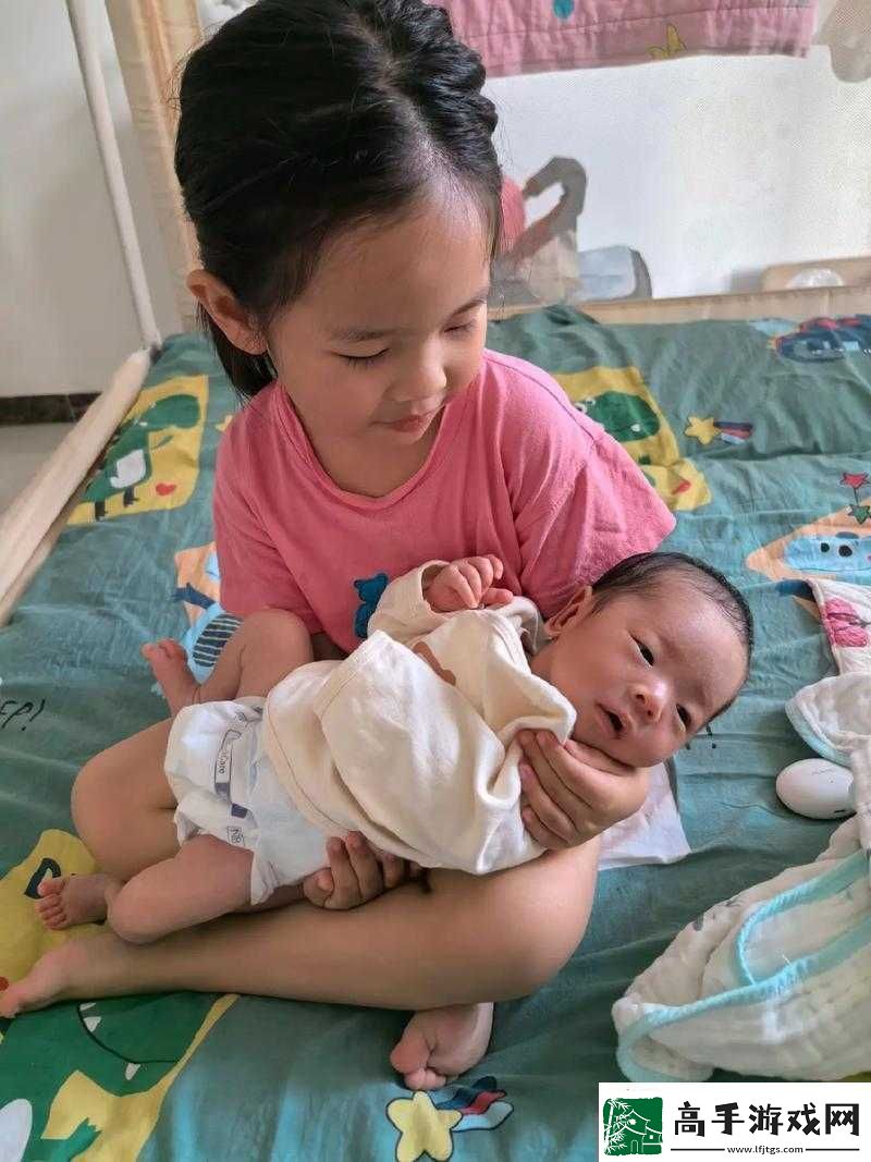 一小孩半夜給姐姐吃坤吧